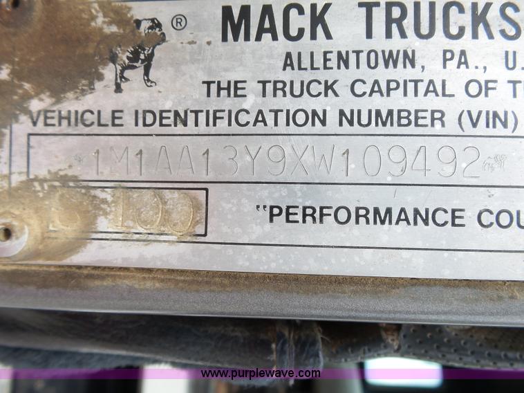 image for item K1158 1999 Mack CH613 tender truck