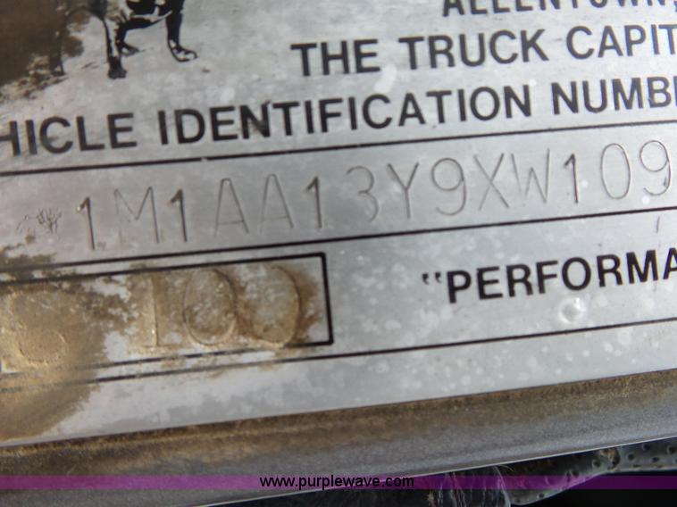 image for item K1158 1999 Mack CH613 tender truck