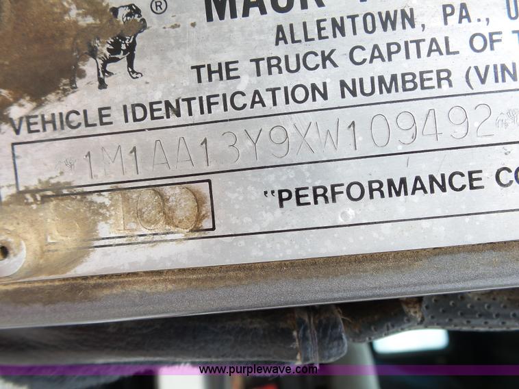 image for item K1158 1999 Mack CH613 tender truck