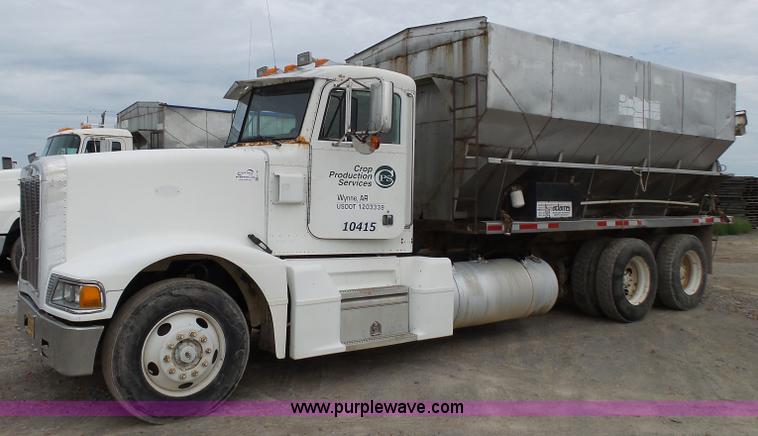 image for item K1159 1997 Peterbilt 377 tender truck