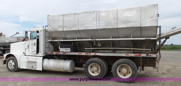 image for item K1159 1997 Peterbilt 377 tender truck