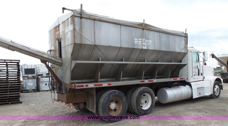 image for item K1159 1997 Peterbilt 377 tender truck