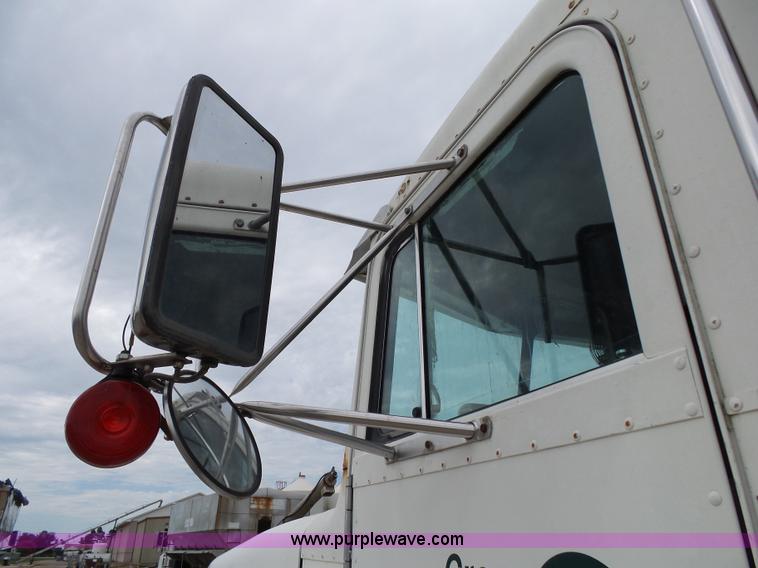 image for item K1159 1997 Peterbilt 377 tender truck