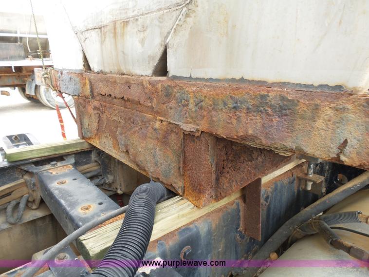 image for item K1159 1997 Peterbilt 377 tender truck