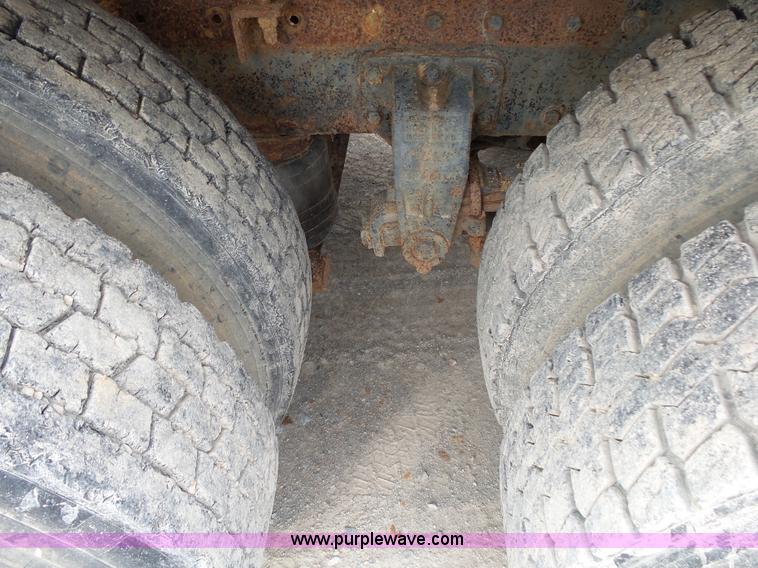 image for item K1159 1997 Peterbilt 377 tender truck