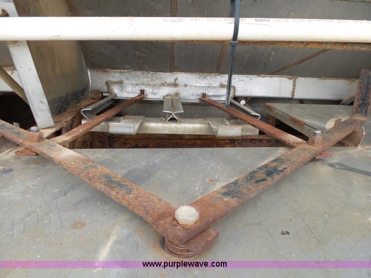 image for item K1159 1997 Peterbilt 377 tender truck