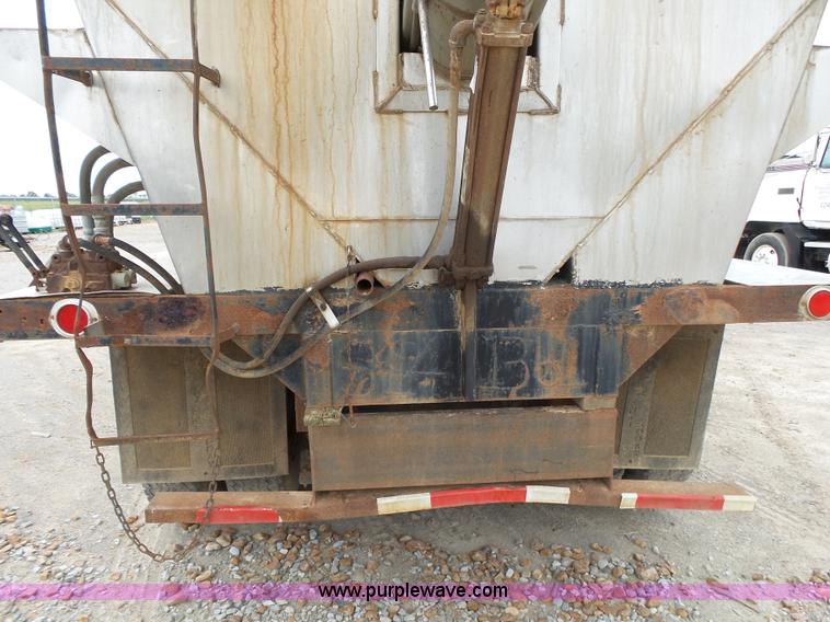 image for item K1159 1997 Peterbilt 377 tender truck