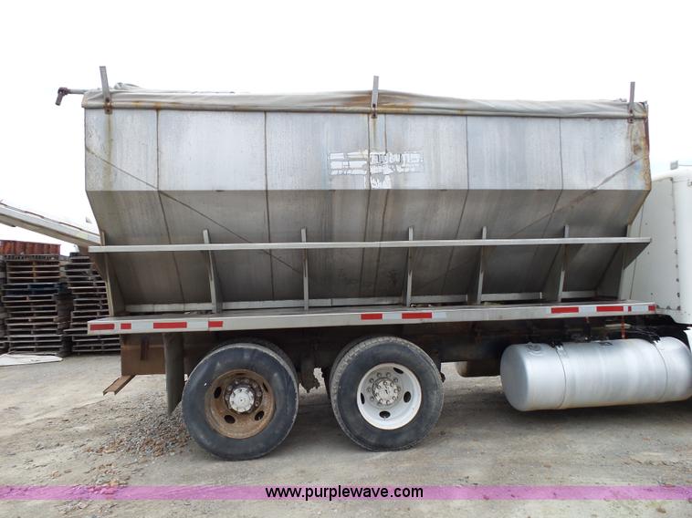 image for item K1159 1997 Peterbilt 377 tender truck