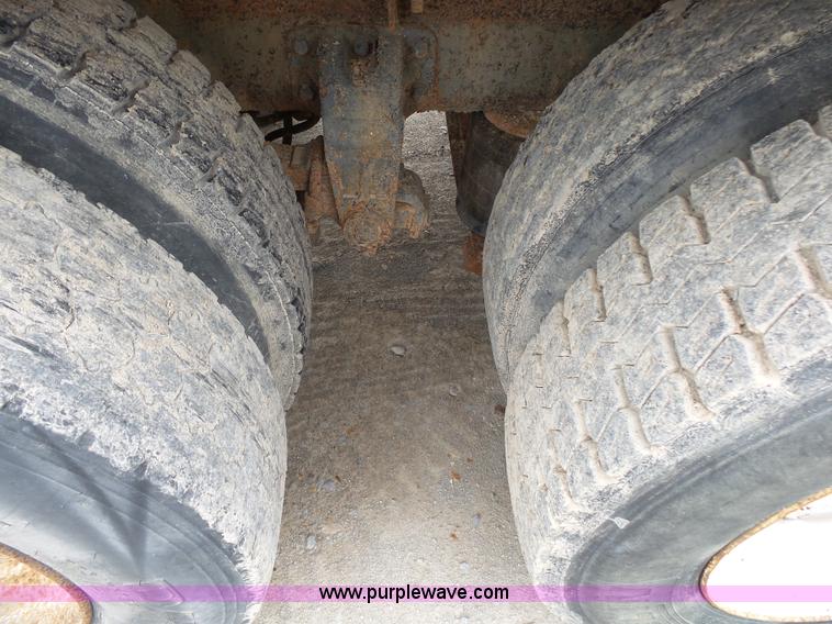 image for item K1159 1997 Peterbilt 377 tender truck