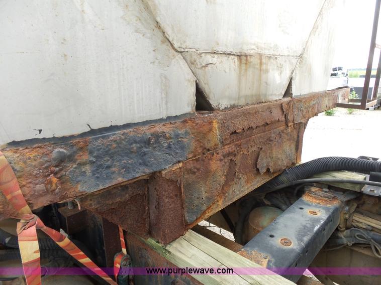 image for item K1159 1997 Peterbilt 377 tender truck