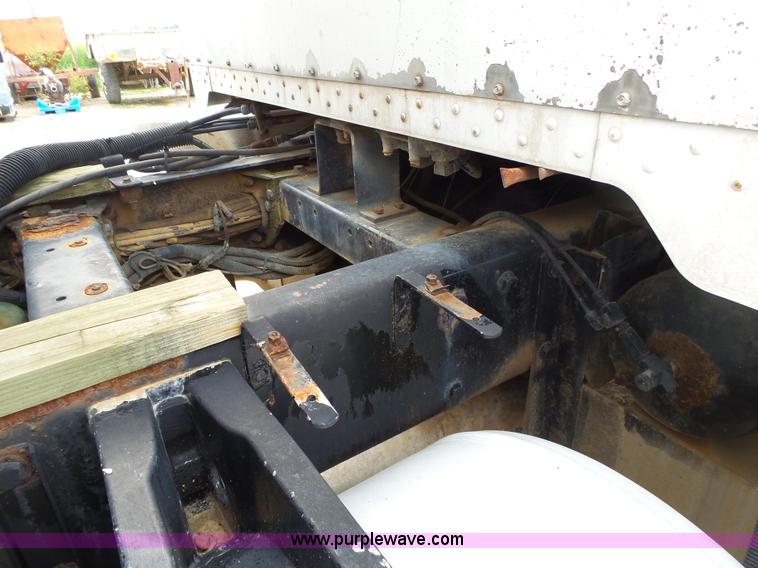 image for item K1159 1997 Peterbilt 377 tender truck