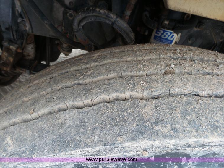 image for item K1159 1997 Peterbilt 377 tender truck