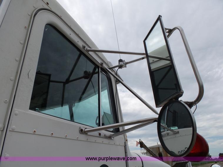 image for item K1159 1997 Peterbilt 377 tender truck