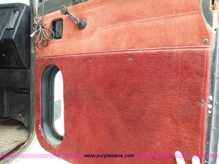 image for item K1159 1997 Peterbilt 377 tender truck