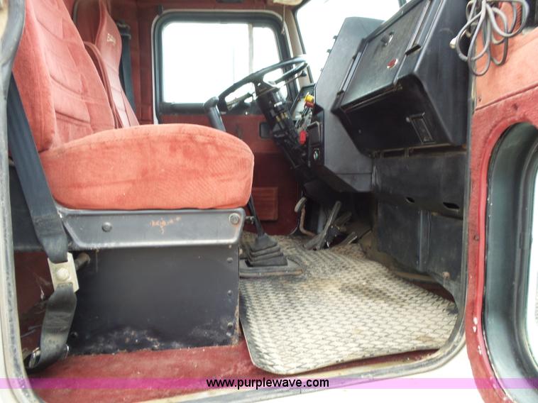 image for item K1159 1997 Peterbilt 377 tender truck