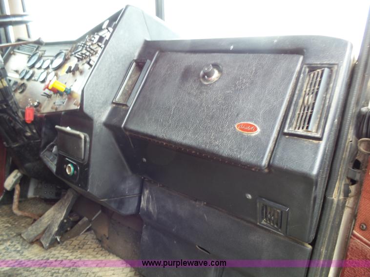 image for item K1159 1997 Peterbilt 377 tender truck