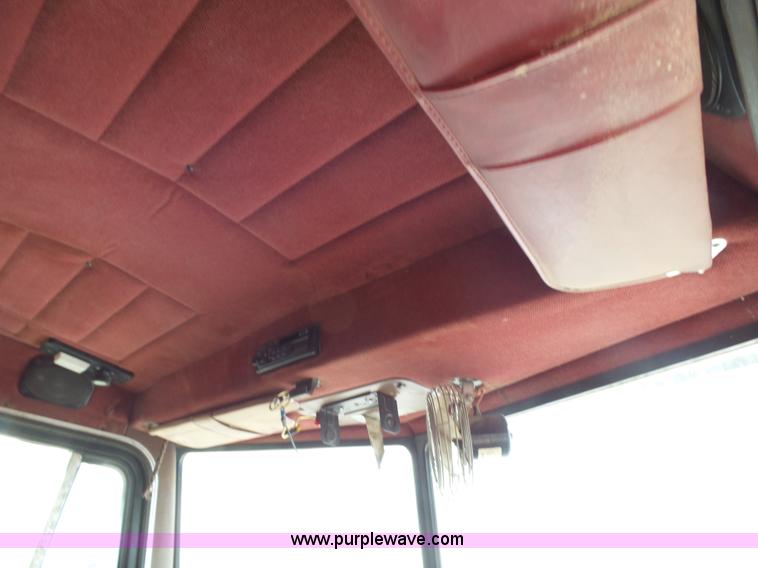 image for item K1159 1997 Peterbilt 377 tender truck