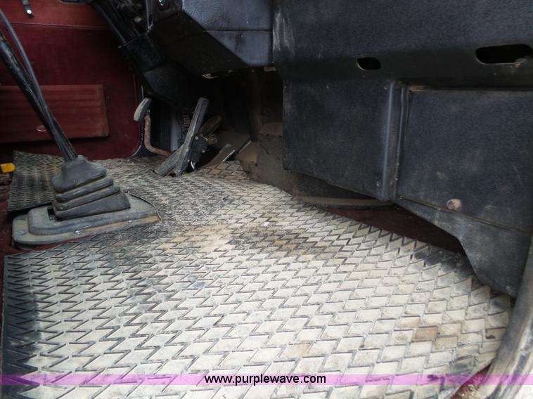 image for item K1159 1997 Peterbilt 377 tender truck