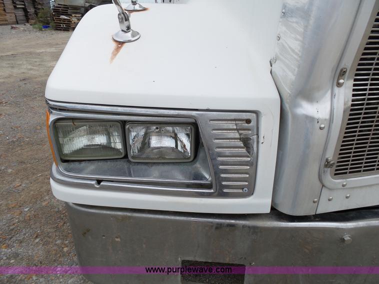 image for item K1159 1997 Peterbilt 377 tender truck