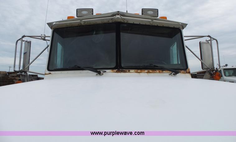 image for item K1159 1997 Peterbilt 377 tender truck