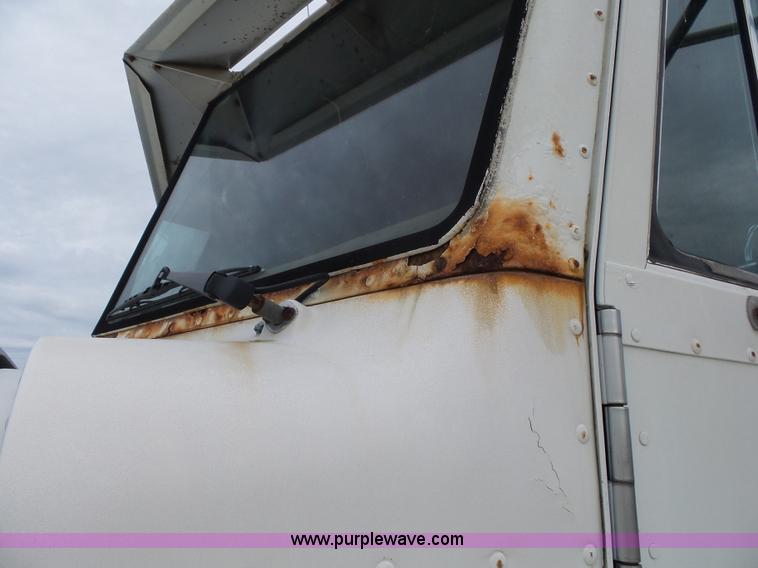 image for item K1159 1997 Peterbilt 377 tender truck