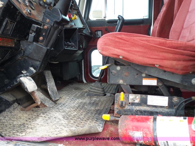 image for item K1159 1997 Peterbilt 377 tender truck