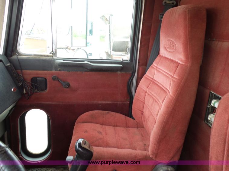 image for item K1159 1997 Peterbilt 377 tender truck