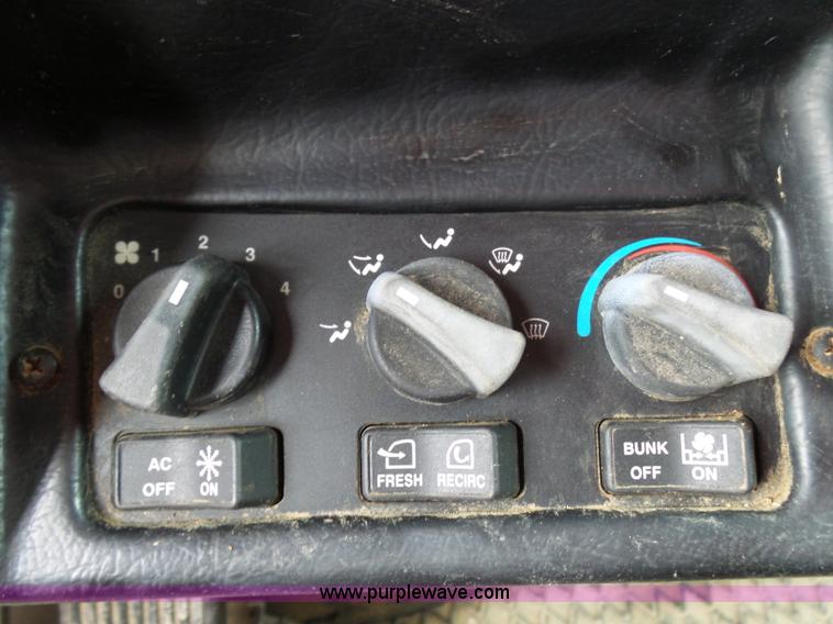 image for item K1159 1997 Peterbilt 377 tender truck