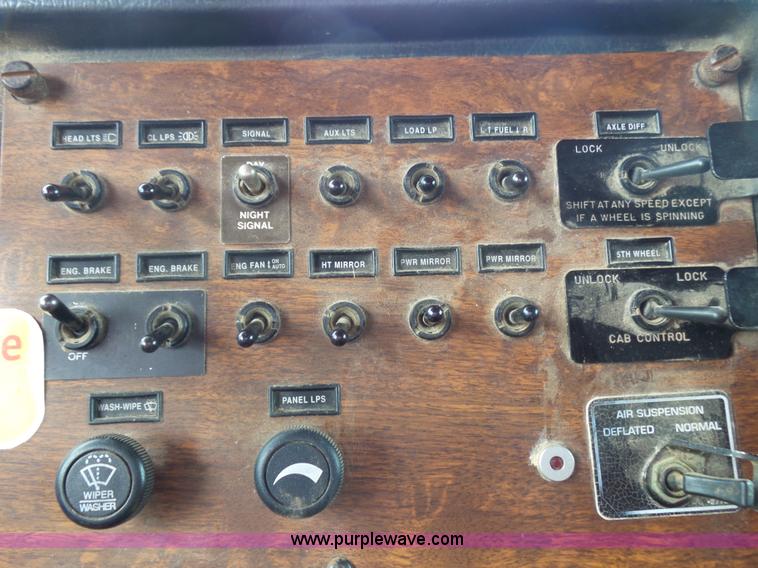 image for item K1159 1997 Peterbilt 377 tender truck