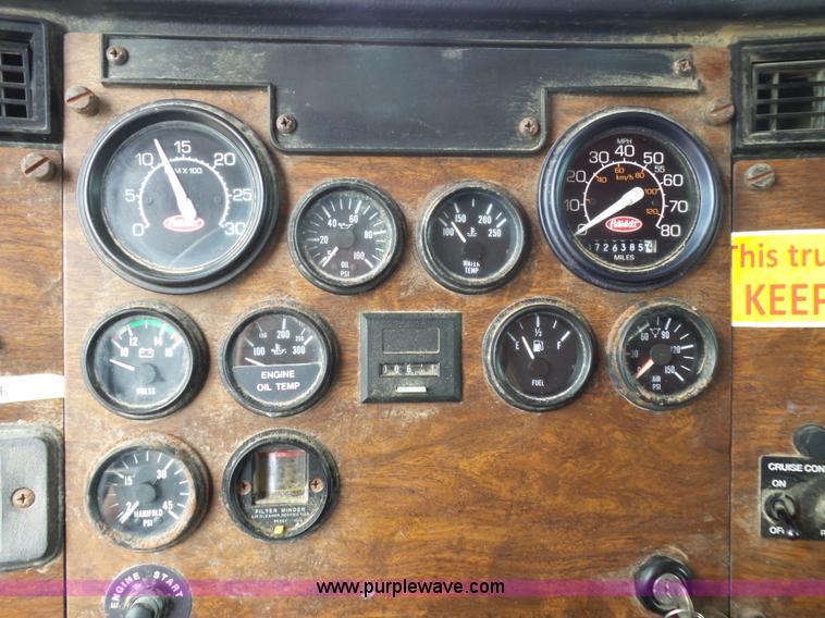 image for item K1159 1997 Peterbilt 377 tender truck