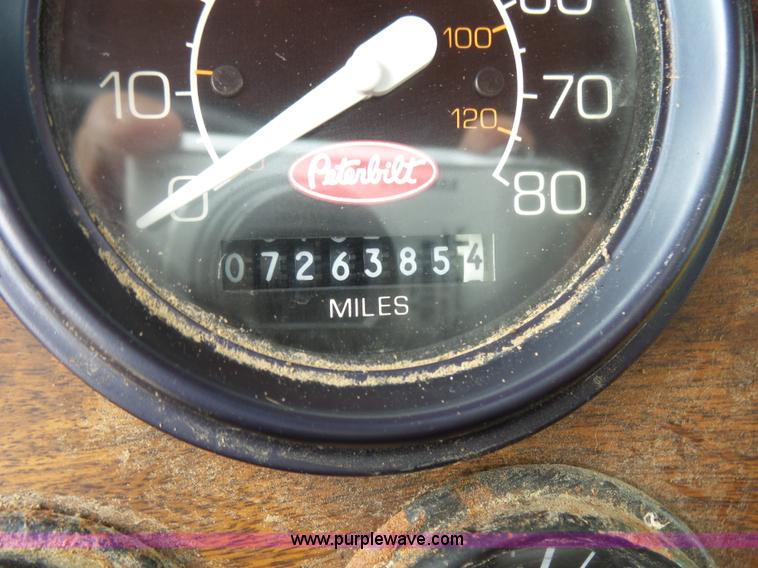 image for item K1159 1997 Peterbilt 377 tender truck