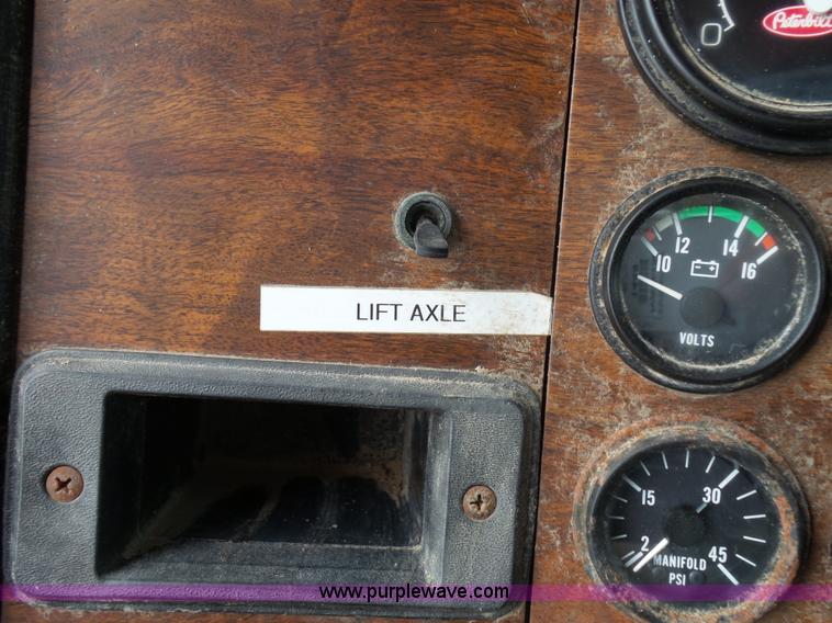 image for item K1159 1997 Peterbilt 377 tender truck