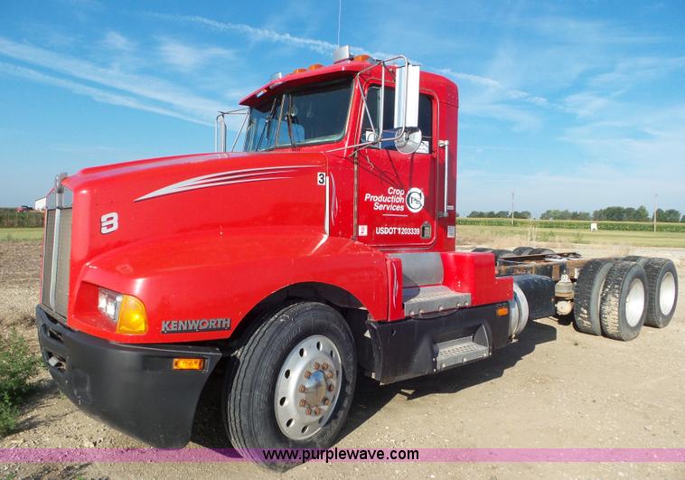 image for item L6878 1989 Kenworth T600 truck chassis