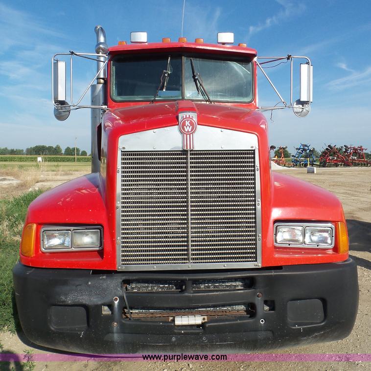 image for item L6878 1989 Kenworth T600 truck chassis