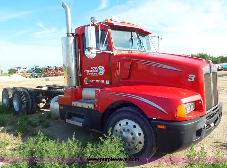 image for item L6878 1989 Kenworth T600 truck chassis