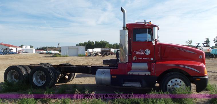 image for item L6878 1989 Kenworth T600 truck chassis