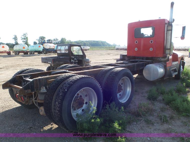 image for item L6878 1989 Kenworth T600 truck chassis