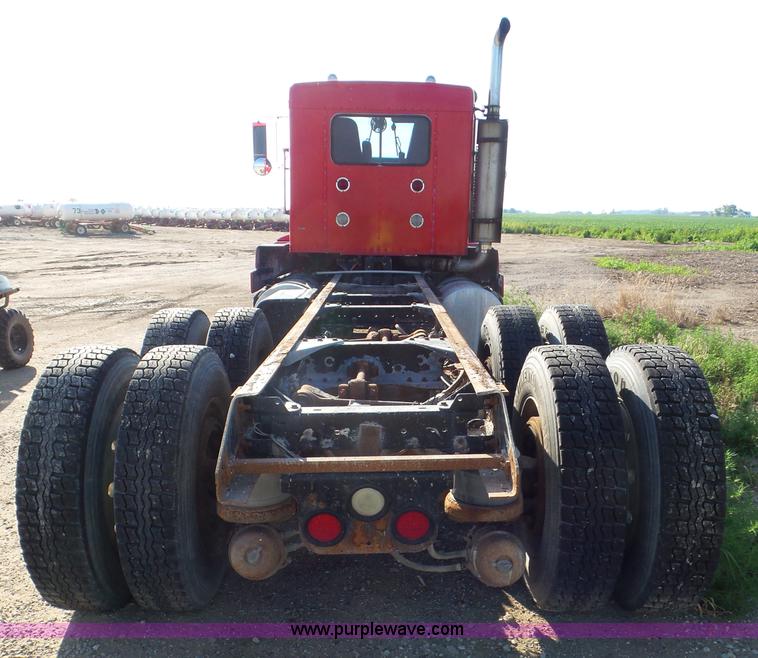 image for item L6878 1989 Kenworth T600 truck chassis