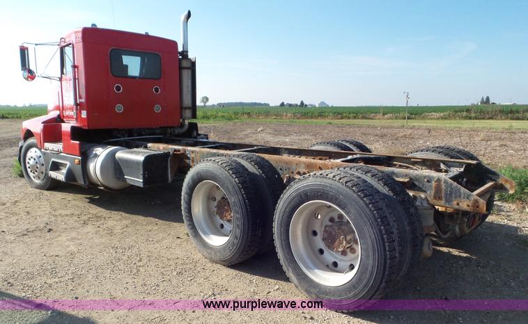 image for item L6878 1989 Kenworth T600 truck chassis