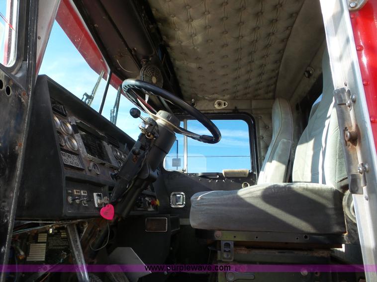 image for item L6878 1989 Kenworth T600 truck chassis