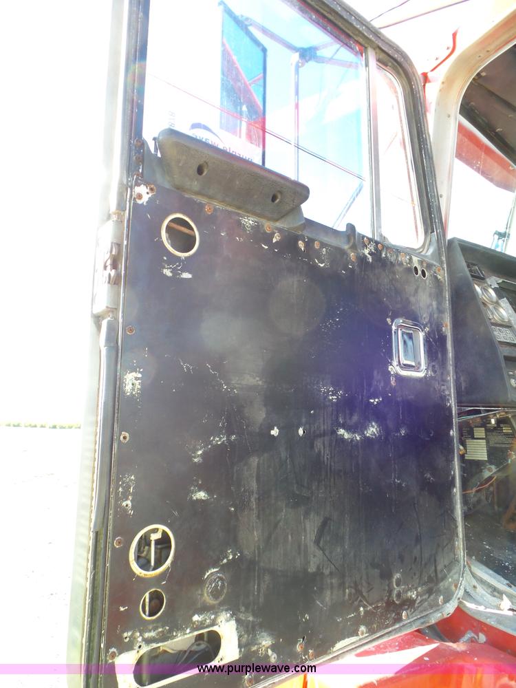 image for item L6878 1989 Kenworth T600 truck chassis