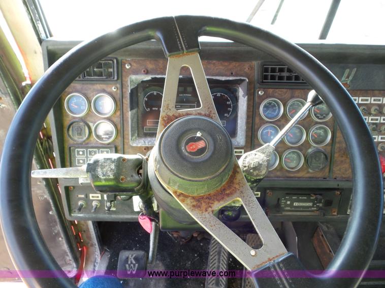 image for item L6878 1989 Kenworth T600 truck chassis