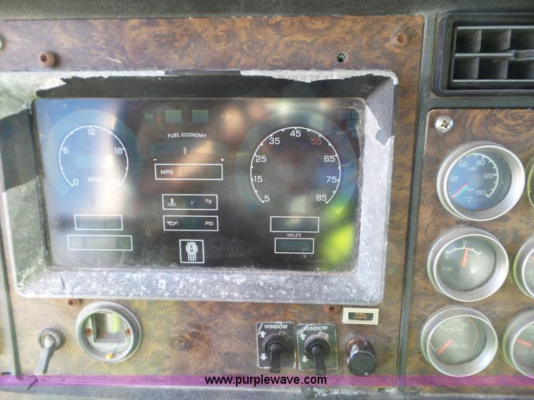 image for item L6878 1989 Kenworth T600 truck chassis