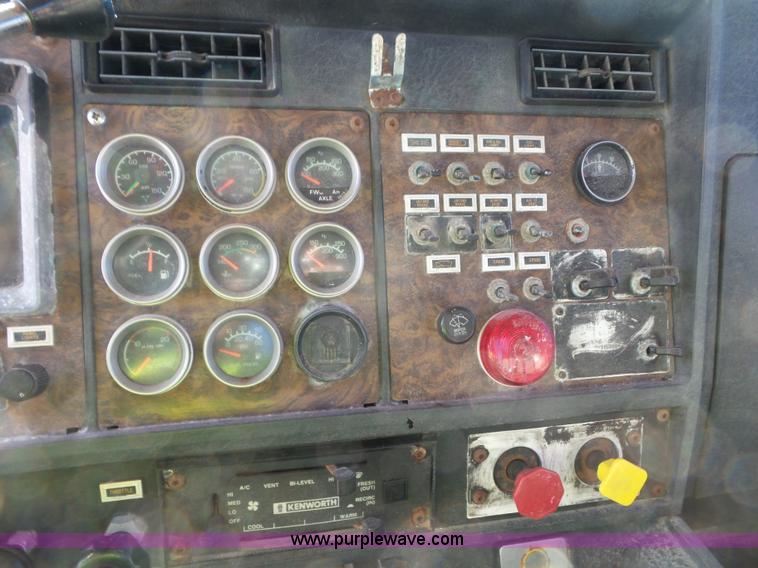 image for item L6878 1989 Kenworth T600 truck chassis