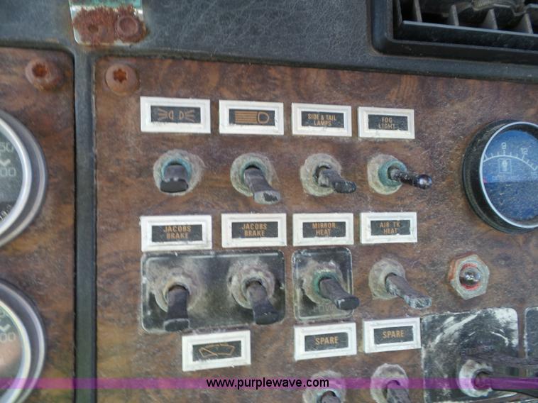 image for item L6878 1989 Kenworth T600 truck chassis