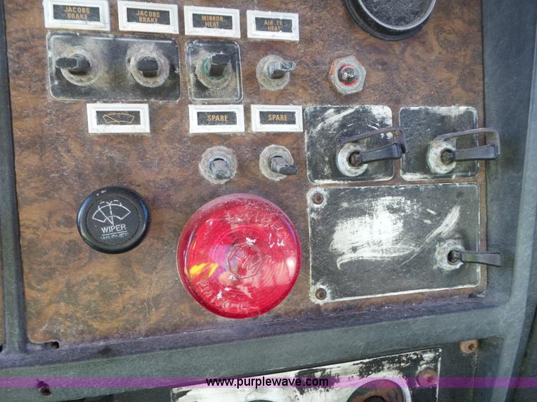 image for item L6878 1989 Kenworth T600 truck chassis