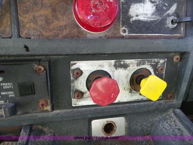 image for item L6878 1989 Kenworth T600 truck chassis