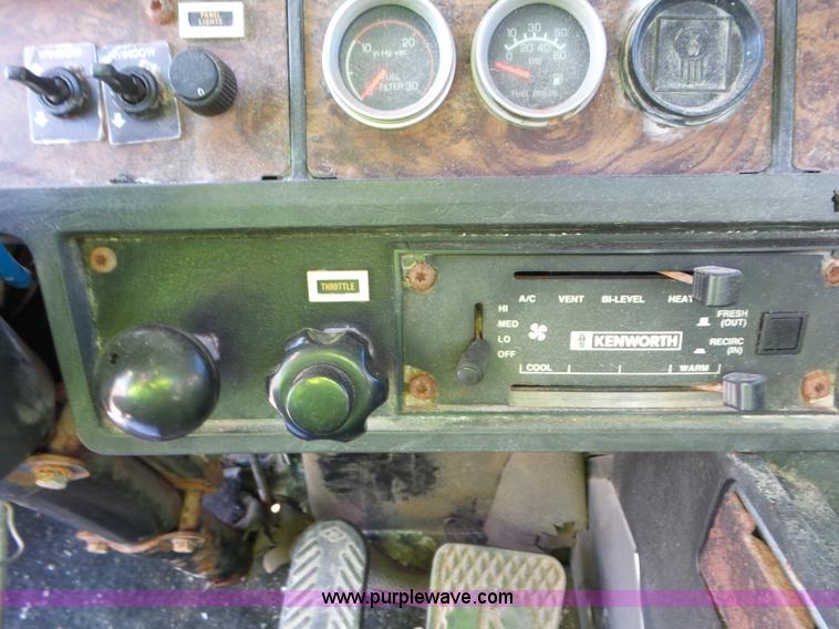 image for item L6878 1989 Kenworth T600 truck chassis