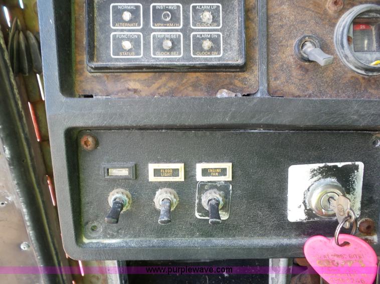 image for item L6878 1989 Kenworth T600 truck chassis