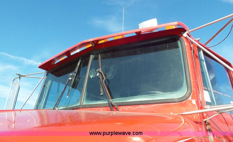 image for item L6878 1989 Kenworth T600 truck chassis